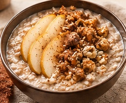 Porridge con pera, yogurt e noci