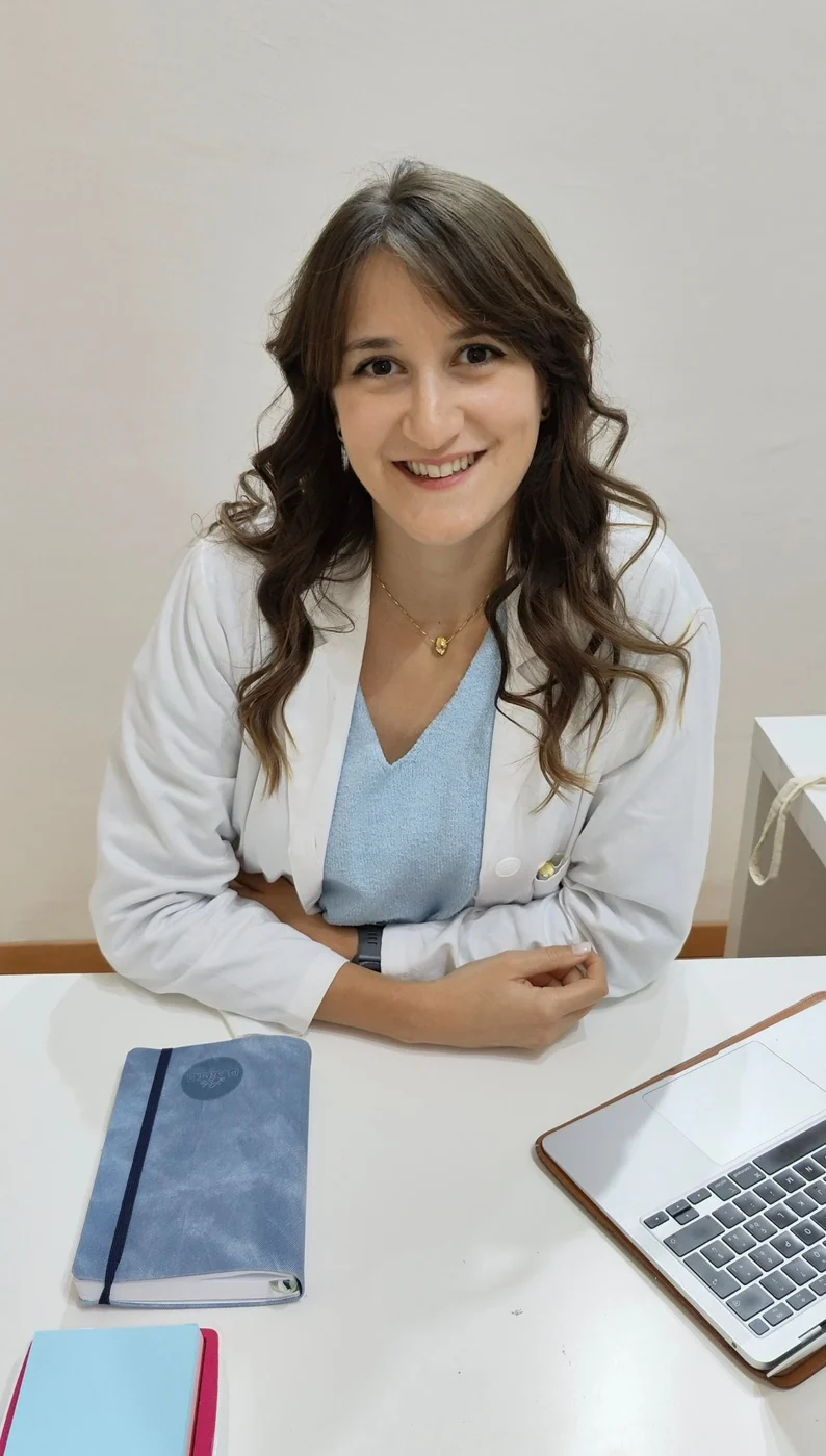 Giulia Rossato sorridente alla scrivania del suo studio